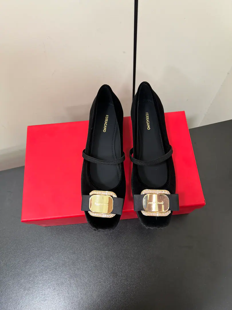 FerragamoFerrague is all new.VaraButterfly with ballet shoes.！ 💗 🩰It's very elaborate., Take them from the shoes to the shoes., Every detail is full of art.. The scale of the bows has been adjusted., I feel younger.~ And the feet are very soft and comfortable., The comfort of not being squeezed on your feet is fascinating.！It's a formula that you can't miss.🎀 The softness of the cloud's feet combines the value of the face with the comfort.🎀 The silver is full of high-end. Black classic.🧸 🧸Original Opener Every Details, The skin is all the same.ZPUnanimously. 🍃Fabulous.: Original sheep skin/Velvet. 🍃Uchi.: Imports🐑The sheep's skin is in the ground.. 🍃Otsumi!: Original customised slide-proof base. 🍃Codes: 34.35.36.37.38.39.40.41（34.40.41I'll make sure I don't change it.）