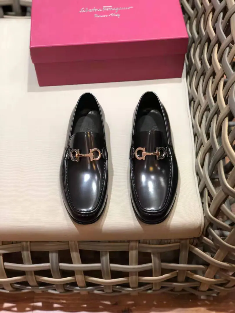 🔥🔥 Ferragam*—Pyragmud.,. High Version That's a big one. Business recreational shoes The counter is being sold simultaneously., Original import of cattle skin（Highlight High-end·- How expensive.·Slot）I'm a researcher., （The original is inside the cow's skin.）Skins and feet.. Shoes under the sole.: The original factory is a very good source of information., Physical shoot🎬. Codes: 38-44.