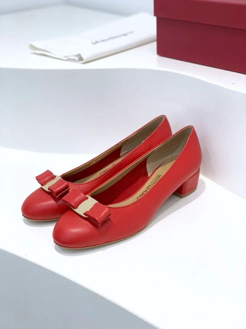 salvatore Ferragamo Pyragmud.VaraThe classic butterfly knot. Slings. A pibuta with a bag and a... Eternal classics. A pair of young little cow skins with a breathy sheep's skin designed for the shoes in the ladies' closet. Fabulous.: Cowskin.. Uchi.: 🐑Lamb skin. Otsumi!: That's a big one.. Codes: 35-40（40Custom without re-offer） He's tall.: 3.5cm