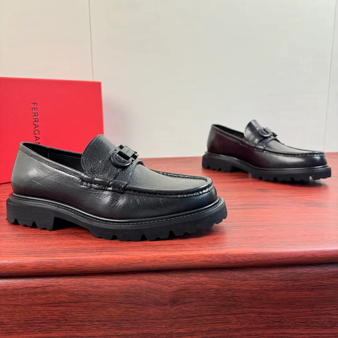 【FERRAGAMO】Pyragmud. GanciniI'm gonna get a big, fat, DeLaf shoe.！ The top-class single-barrel. The leather is full of pressure., Support comparison I'll kill every market to see the details.！！ This low-class recreational shoe is made of high-quality pure-coloured leather leather., It's a homogenous leather mosaic. It's a classic.GanciniMetal button. It's inspired by the style of frothy shoes of the '90s., Secrecy process, The rough marks are all western.. And the manly charm.！With light rubber soles., It's got edges and custom ditches on it.. In the skin of the calf., The leather material looks at the details., It's a great quality., Light air., Jane's about 100 feet., Original Box Packaging Size: 39-40-41-42-43-44Skins size.（Customable38.45） The cargo.: 35360-5 Black