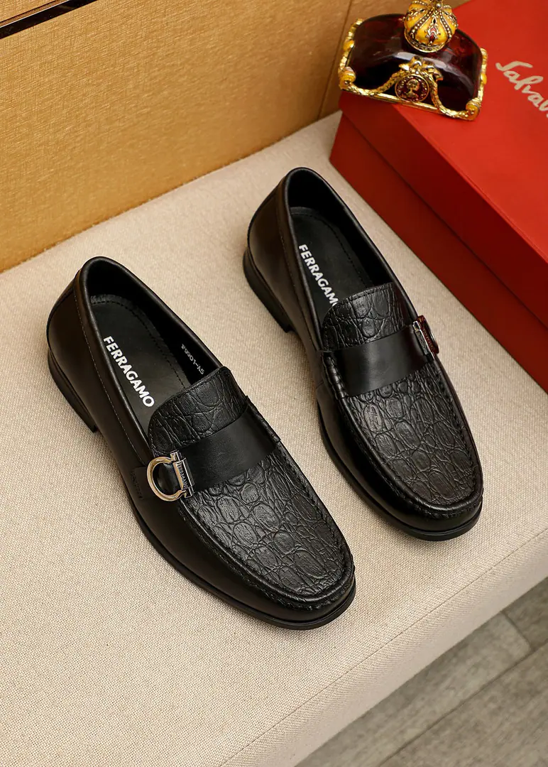 💐 Trade marks: Ferragamo「 Pyragmud.」Leisure shoes. Positive code number: 38-44（45.46🉑️Custom） Commodity materials: Select Importing the head layer of a cow's skin on the face of a flower shoe.+Original hardware button, Imported water-tied cattle🐂Pioneer.. Strong stereo visual effects, Original Base Yin. Colour: 2⃣️Colour Optional