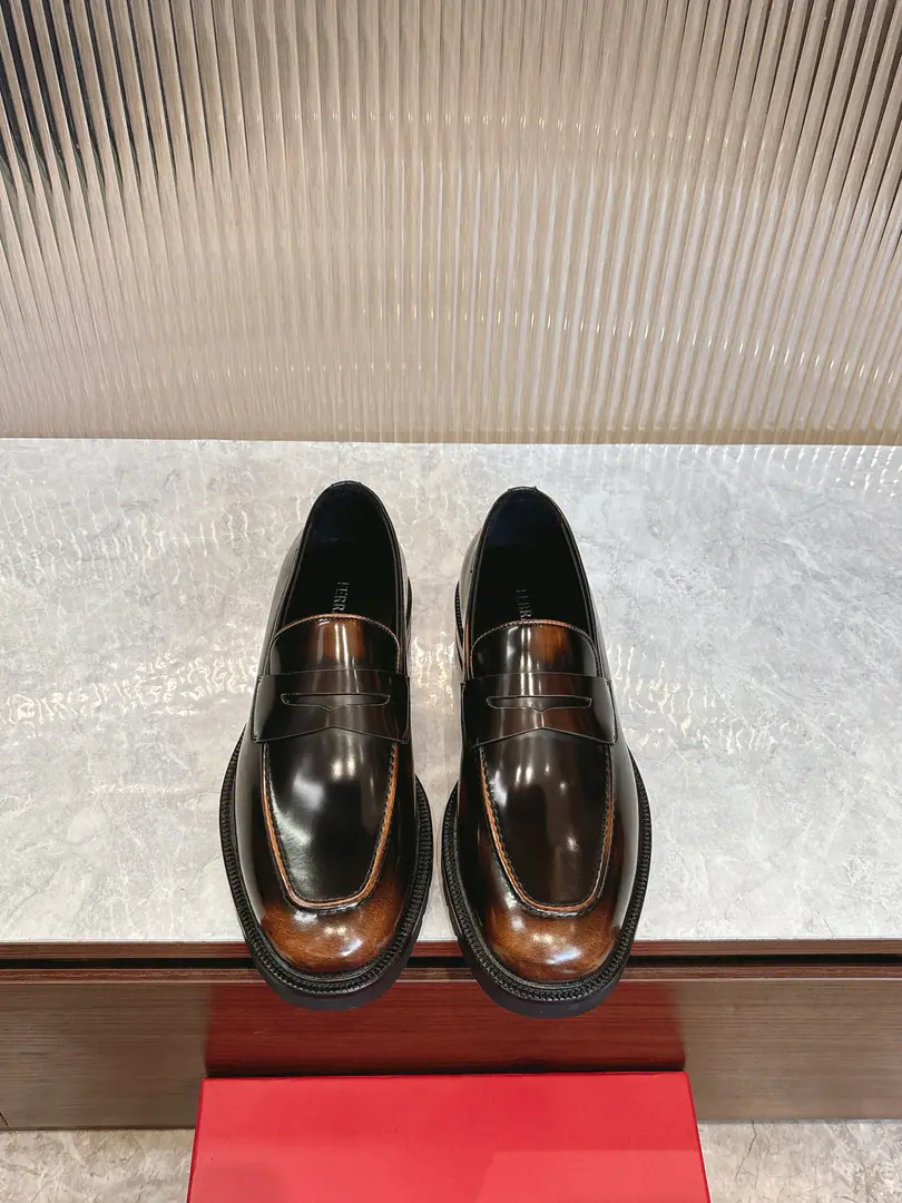 Pyragmud.FerragamoA man's fine leather shoes., This man is a man of LeFoo shoes., The details are gorgeous., Show me how to be honest., It's a good time to be with you at the cocktail party.. The fabric is imported into the cattle., It's a wonderful quality., Inrebin's got a little fetus skin., A stylish and stylish shape.！The original is a very long-lasting, foamy, very deep., Back with rubber negatives., Comfortable, smooth., The bottom of the world is very clear.logoEmblem., I'm showing you the skill of a professional shoe master.. Every detail is a piece of work., Full package Standard Code39-44（38.45.46You're gonna have to do it or not.）