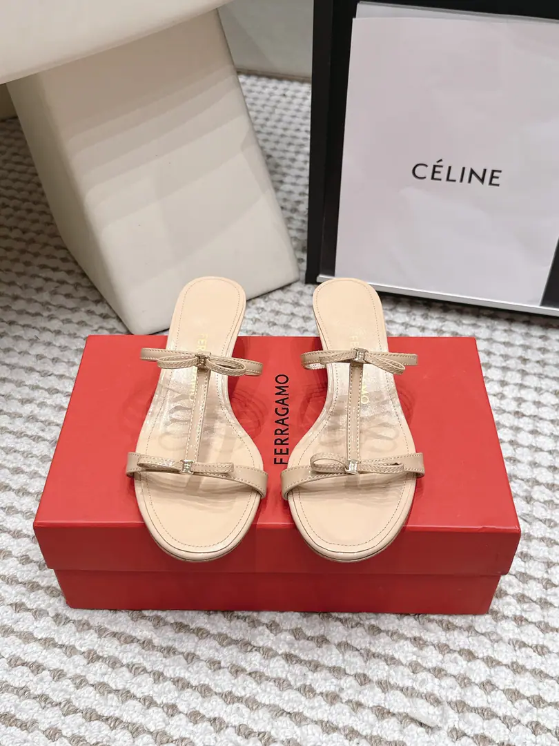 Requisition level Pyragmud. FERRAGAMO 26/ Butterfly knots.TThe words were with the kittens and the sandals. This cold tow line is a simple one., So beautiful., To put a low profile in the shape.. The central bow of the shoe is a mark of Felagum., Use of same-colour leather or paint leather, Fine Stereo, To put a softness into Janey's shoes., TThe tape design is not just beautiful., More solid feet., I'm gonna put my head on the table., Especially for walking or standing for a long time.. The kittens are low and well-balanced and lightly balanced., It's elegant.. Provide moderate incremental effect, And you're comfortable., It's a commute., Date, The ideal choice of everyday dress.. Shoe.: Importing cow paints Uchi.: Lamb skin. Otsumi!: That's a little skin. He's tall.: 4.5cm Size: 35-42（40 41 42Do it.）