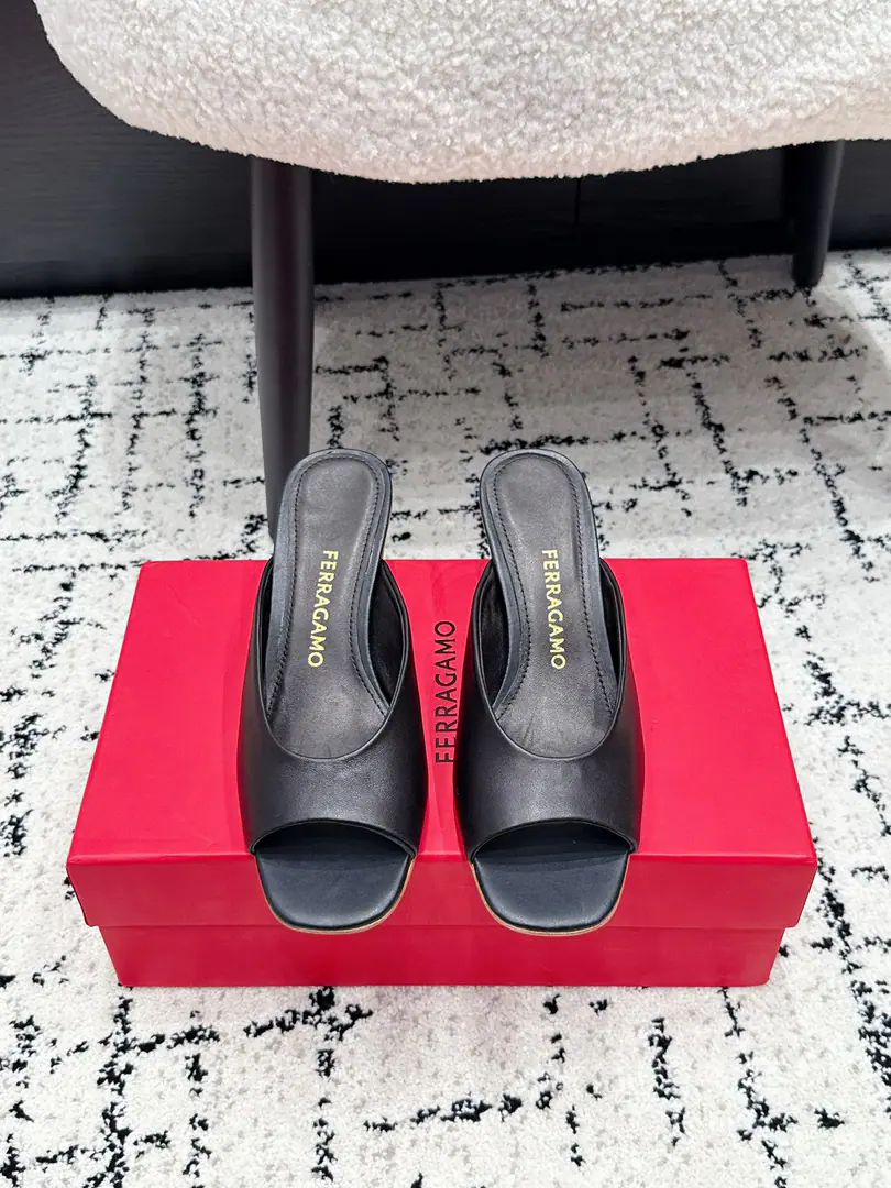 Ferragamo Pyragmud. 26/ Fish-pump slippers. The original private model and model. With F logo The brand of fashion.LOGOStock, The most highly recognized and knowledgeable contestants are afraid to push out the chain and the high ranks., Paris Fashion Show., This series of new fashion charms continues to be super high and designed., The world's most famous fans like to be a fan of the world., The best sale is out of order, both within and outside the country., Top-level Candy Colour, Every color is a beautiful knowledge., Multicolor selection ✔️Shoes.: Lamb skin. ✔️Uchi.: In the little sheep's skin. ✔️Otsumi!: The original is really a big one. ✔️He's tall.: 5.5cm ✔️Size: 34-42（34 40 41 42Do it.）