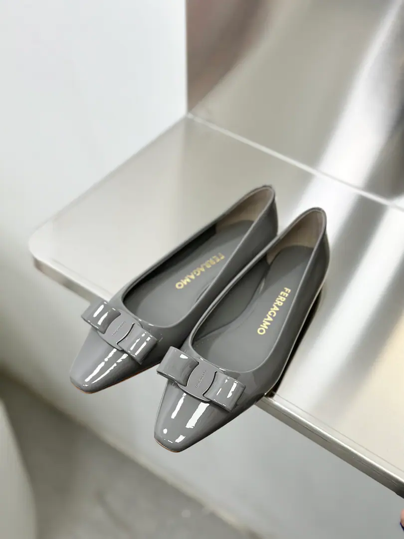 salvatore Ferragamo Philamu's new money.varaA painted butterfly with a small pair of shoes.！New, head.varaMore fashion., A little bit of a woman you can fall in love with., With a new one.FThe heels are super steady. 💗I'm not tired of daily commutes.🎀The new designer did a different act for the Philagomous bow.！ Fabulous.: Importing cow paints Uchi.: 🐑The sheep's skin is in the ground.. Otsumi!: The original custom is really high density.. Codes: 34.35.36.37.38.39.40 （Half a yards..34.40Custom without re-offer） He's tall.: 1cm/6cm