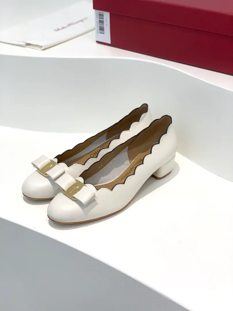 salvatore Ferraga*o ✔️Phila.*A new one.varaSingle shoes on the shallow side of the wave of a series of fan waves✔This shallow shoe is shaped with a special fan wave edge., Add new ideas to the classic shoe type.😍Don't look too good on your feet., It's a hundred sets and a lot of comfort.✔ Fabulous.: Importing cow skin Uchi.: 🐑In the sheep's skin. Otsumi!: That's a big import.. Codes: 34/35/36/37/38/39/40 （34. Custom without re-offer） He's tall.: 3.5cm