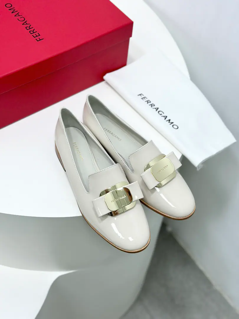 FERRAGAMOFyra's new edition.VaraButterfly is soft and painted. It's super soft., Use of high quality soft paint Leathermaking, ♪ Touchy ♪, It's like a cloudy comfort on your feet.. And..., The design of this LeFleur shoe is a little more generous., It's a dress and a pants suit., You can show your grace.. 🧸 Fabulous.: Import soft cow paints skin Uchi.: 🐑The sheep's skin is in the ground.. Otsumi!: The original is really a big one.. Codes: 34.35.36.37.38.39.40（34.40I'll make sure I don't change it.）