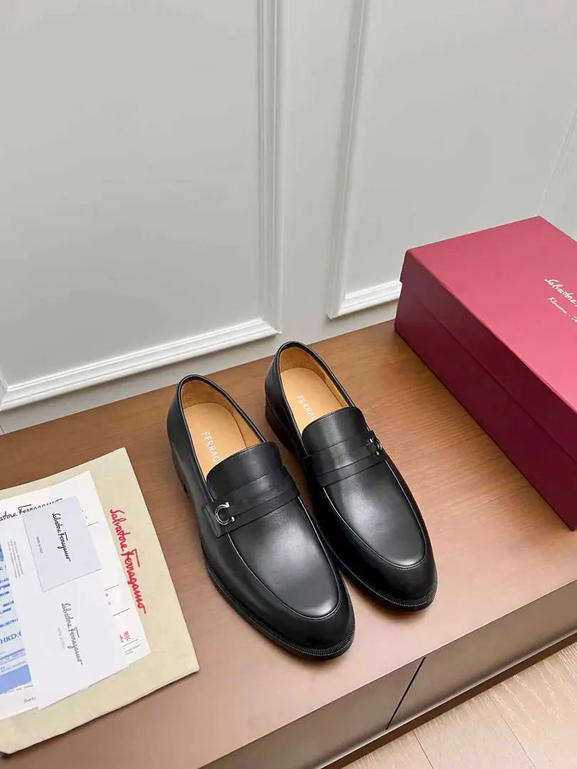 Ferragam～ Codes: 38-45 FThe Queens Network is wearing leather shoes., Perfect work., Top Cycling, Using imported Italian calf skin design, The ancient law is hand-made with the original hardware cutter., In the cow's skin./Foot., Importing the original Luxury is a very big deal., It's just like the American counter., Welcome to the comparison.！（38.45.46.47I'll make sure I don't change it.）