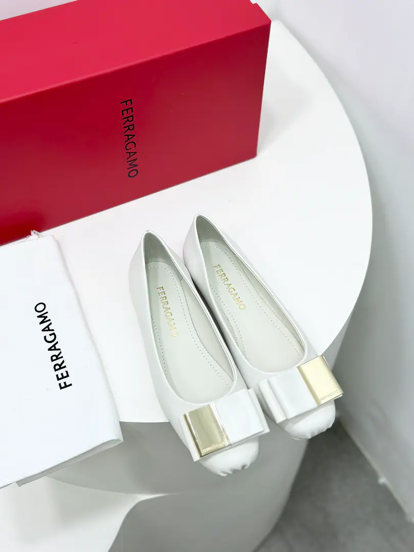 FerragamoThe new version of Ferragmu's metal double butterfly is resonant with the ancient ballet shoes.！ 🎀Ferragrum's new shoes.～🐑It's softer inside the skin of the sheep., More air.！- Slug feet.fufuIt's..., So you can't wear your feet.🧸This year's hot ballet wind.🩰, A pair of fashionable hands. 🍃Fabulous.: Import of soft sheep skin 🍃Uchi.: 🐑The sheep's skin is in the ground.. 🍃Otsumi!: Original customised slide-proof base. 🍃Codes: 35.36.37.38.39.40.41（40.41I'll make sure I don't change it.）