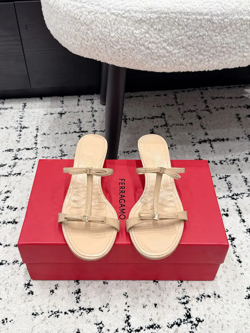 Pyragmud. FERRAGAMO 26/ Butterfly knots.TThe words were with the kittens and the sandals. This cold tow line is a simple one., So beautiful., To put a low profile in the shape.. The central bow of the shoe is a mark of Felagum., Use of same-colour leather or paint leather, Fine Stereo, To put a softness into Janey's shoes., TThe tape design is not just beautiful., More solid feet., I'm gonna put my head on the table., Especially for walking or standing for a long time.. The kittens are low and well-balanced and lightly balanced., It's elegant.. Provide moderate incremental effect, And you're comfortable., It's a commute., Date, The ideal choice of everyday dress.. ✔️Shoe.: Importing cow paints ✔️Uchi.: Lamb skin. ✔️Otsumi!: That's a little skin. ✔️He's tall.: 4.5cm ✔️Size: 35-42（40 41 42Do it.）