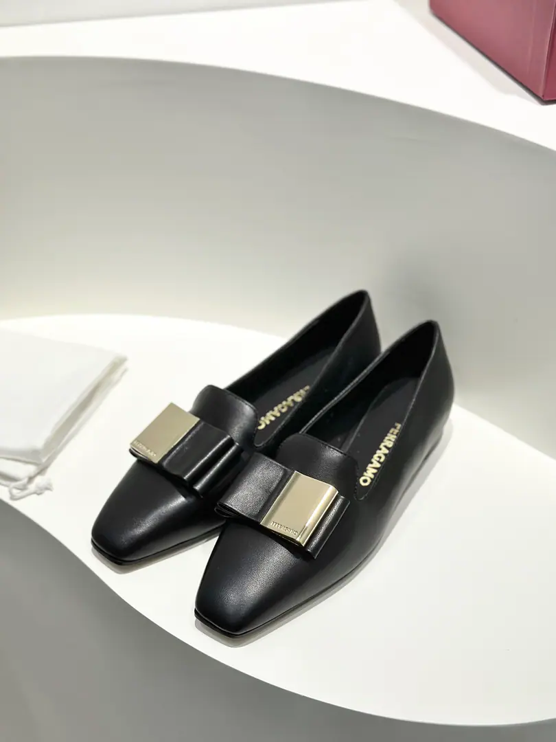 salvatore Ferragamo /Pyragmud., Two butterfly stumps with a thick heel of heels., This soft napapi high heels use seasonly colour.. The shoes are slightly square., Two folding bows., Metals and leather, A new bow.🎀Ellipse is thick and comfortable., Unique personality and graceful., A little bit of modern air.. Fabulous.: Import of soft sheep skin Uchi.: In the sheep's skin. Otsumi!: That's a big import.. Codes: 34/35/36/37/38/39/40 （Half a yards., 34.40I'll make sure I don't change it.） He's tall.: 2CM