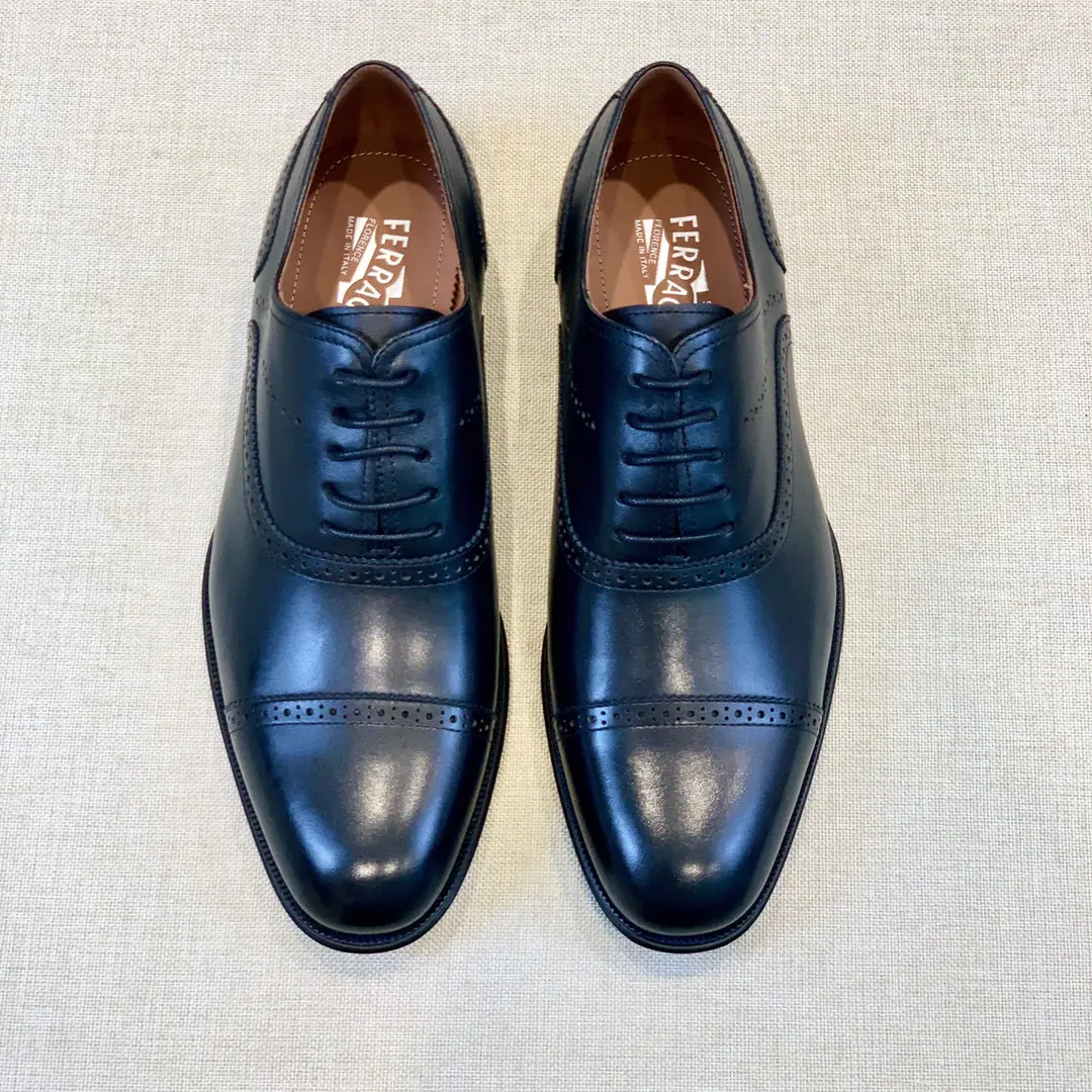 【Ferra gamo^】Original List Pyragmud. The man is wearing English shoes. （SalvatoreFerragamo)Today is a classic Italian fashion brand.. The style is both elegant and elegant. Material-Original import of cattle skin Comfortable., Breathe., Good cattle skin. The original is really a big one. A classic button., It's definitely one of the bright spots.. Make it work. Size 39-44（38, 45Customize or not change）