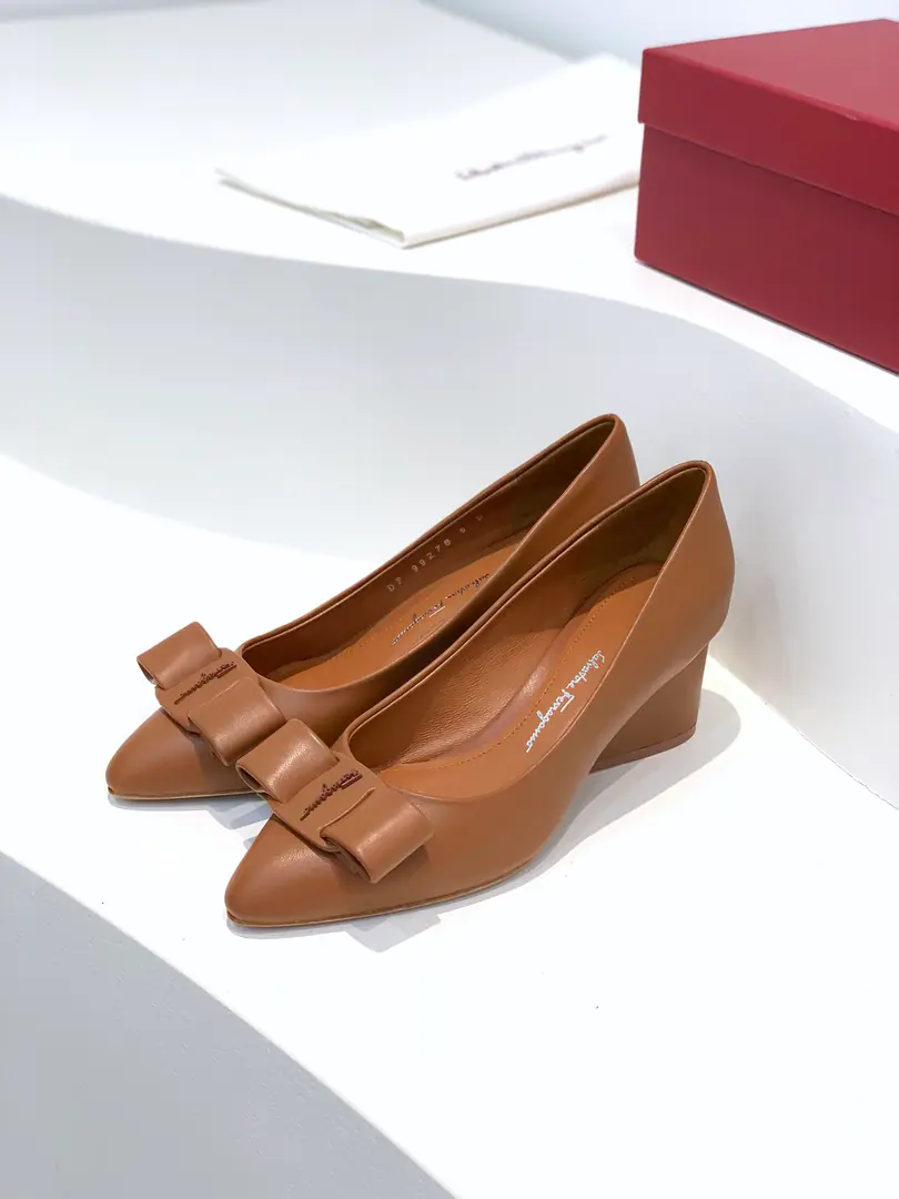 salvatore Ferraga*o ✔️Phila.*I want to see the new candy and the newest one.VivaBallet shoes.✔️ You're really high-valued.！This year's show.vivaThe pointy with the candy on the color., It's a little girl., ♪ The spring is full of breath ♪✔️Newly upgraded cortex cortex.🔝Add a stereo-sense sculpt effectLogoIt's more stylish.✔️ Teardrops and heel are inspired by it.Richard SerraA sculpture of the lineline lint.✔️VIVAYes.VARAAn upgrade of classic shoes.✔️BingVARAMore young., Keep up with the trend.. Change your pointy shoes., But it's not a scratch., Because it is.DThe blogger says:, It's more thin and thinner.！The new version of the bow is bigger than the original., The outline is even clearer., Choose the same color and material as the heels., The whole shoe looks simple and stylish.. The drip and the design have stopped the heavyness of the heel. Fabulous.: Little sheep's skin. Uchi.: In the sheep's skin. Otsumi!: That's a big one.. Codes: 34/35/36/37/38/39/40（34.40Do it.） He's tall.: 2cm /5cm
