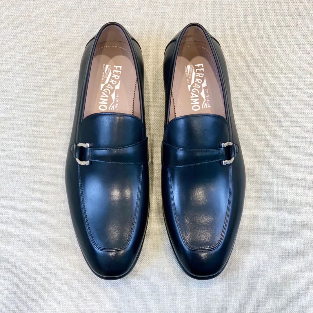 【Ferra gamo^】Original List Pyragmud. The man is wearing English shoes. （SalvatoreFerragamo)Today is a classic Italian fashion brand.. The style is both elegant and elegant. Material-Original import of cattle skin Comfortable., Breathe., Good cattle skin. The original is really a big one. A classic button., It's definitely one of the bright spots.. Make it work. Size 39-44（38, 45Customize or not change）