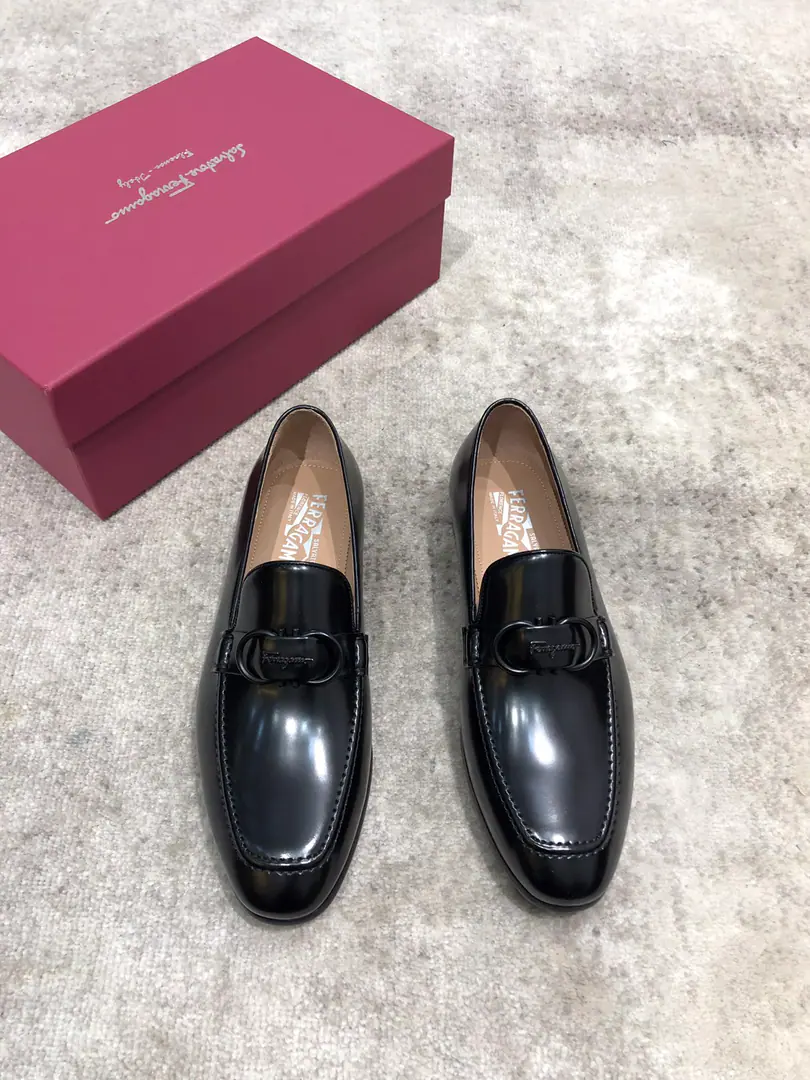 Pyragmud.FerragamoA man's fine leather shoes., The shoe is imported into the skin of the cow./Open the beads., Fine double button., In the skin of the watered cow., That's a big one., Standard Code39-44（38.45You're gonna have to do it or not.）, Current
