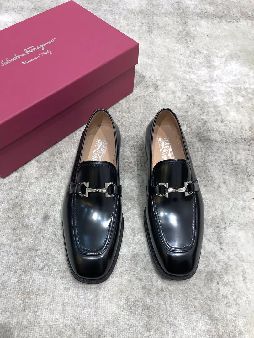 Pyragmud.FerragamoA man's fine leather shoes., The shoe is imported into the skin of the cow./Open the beads., Fine double button., In the skin of the watered cow., That's a big one., Standard Code39-44（38.45You're gonna have to do it or not.）, Current