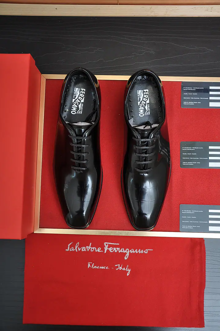 Out of the factory. 【Ferragamo/Ferragre.】The latest money in the cabinet. The original import is on the side of the cow's skin.+Imports🐂In the cow's skin.+Original Luxury Metal Buff+Original Group Bottom No pressure on comparison 38--45(45I'll make sure I don't change it.)