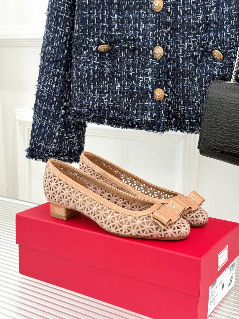 Ferragamo/Pyragmud.26WFNew Butterfly knots, empty heels. Classic butterfly with shoes. Both sides, open and soft. He's a good man. The masons are trying to figure out every detail. Round head modifier feet. You've been working all day. A good suit. The dress is warm and warm. It's a good fit for a lot of scenery. The classics never pass. The permanent cash in the shoe cabinet. Low profile is not a problem. The steps are graceful. Naked white and gentle. Black is a good thing. No foot pick is too much tolerance. The city's gorgeous must have the shoes. I'm not gonna lose my money.！ Facework customized leather with original The inside feet are all sheep's skin. Italian imports are so thick. size: 35-39（40/41/42Custom） Numbering: 81020260627