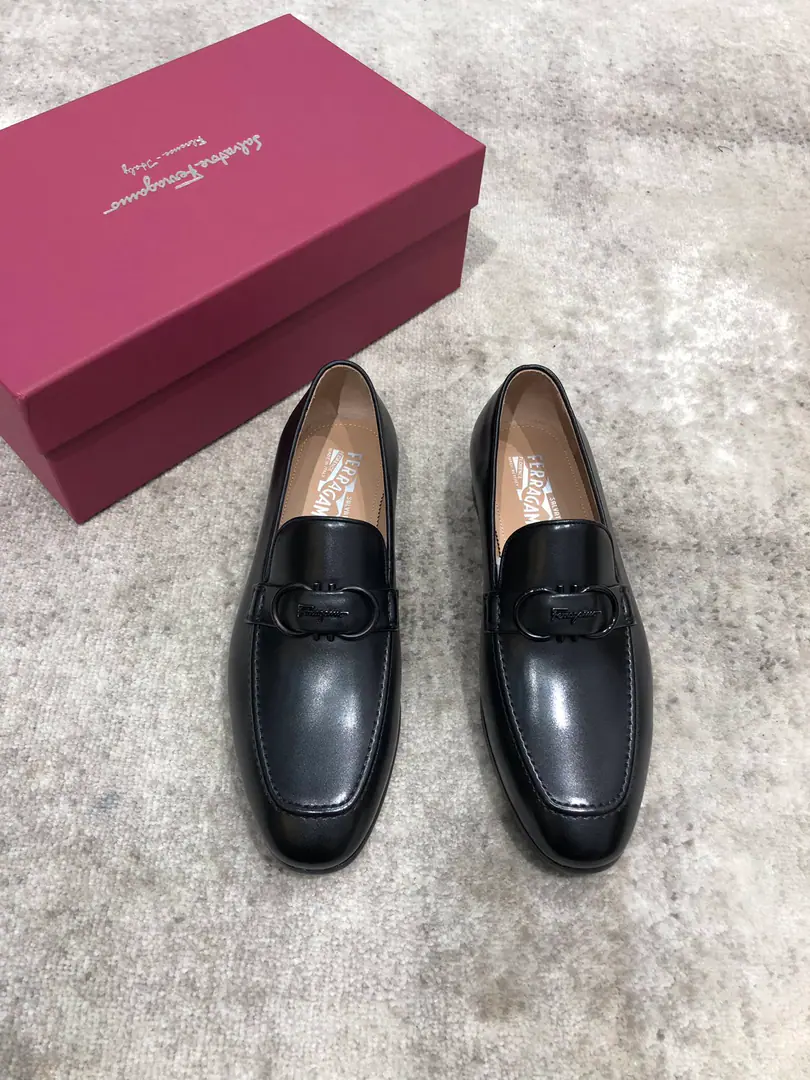 Pyragmud.FerragamoA man's fine leather shoes., The shoe is imported into the skin of the cow./Open the beads., Fine double button., In the skin of the watered cow., That's a big one., Standard Code39-44（38.45You're gonna have to do it or not.）, Current