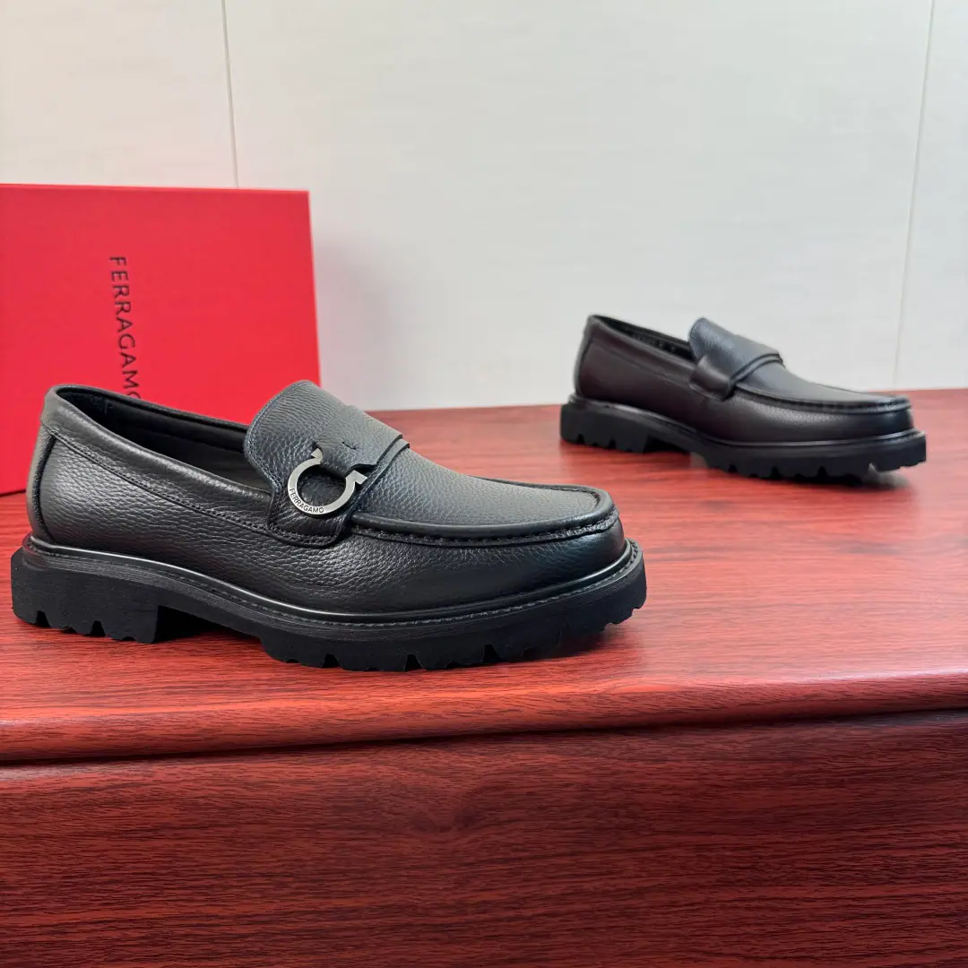 【FERRAGAMO】Pyragmud. GanciniI'm gonna get a big, fat, DeLaf shoe.！ The top-class single-barrel. The leather is full of pressure., Support comparison I'll kill every market to see the details.！！ This low-class recreational shoe is selected for high-quality thong leather., It's a homogenous leather mosaic. It's a classic, non-ferrous metal cutter.. It's inspired by the '90s re-entry of Gullaf shoes., Secrecy process, The rough marks are all western.. And the manly charm.！With light rubber soles., It's got edges and custom ditches on it.. In the skin of the calf., The leather material looks at the details., It's a great quality., Light air., Jane's about 100 feet., Original Box Packaging Size: 39-40-41-42-43-44Skins size.（Customable38.45） The cargo.: 35360-8 Black