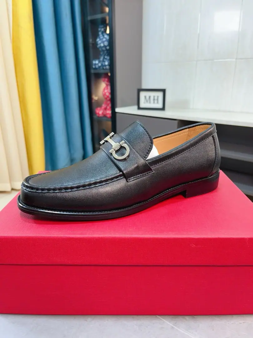 Get out of the factory.🌹🌹 The whole cow.【Ferragamo】Ferragum's newest man with his foot on a business shoe., The headlines are made of Italian swigs and skins.➕In the lavish cow skin., WithLOGO♪ The lasers of the bottom ♪, Soft and cozy.🌴High-end atmosphere, A man of high taste is the first to choose.🍍38-44