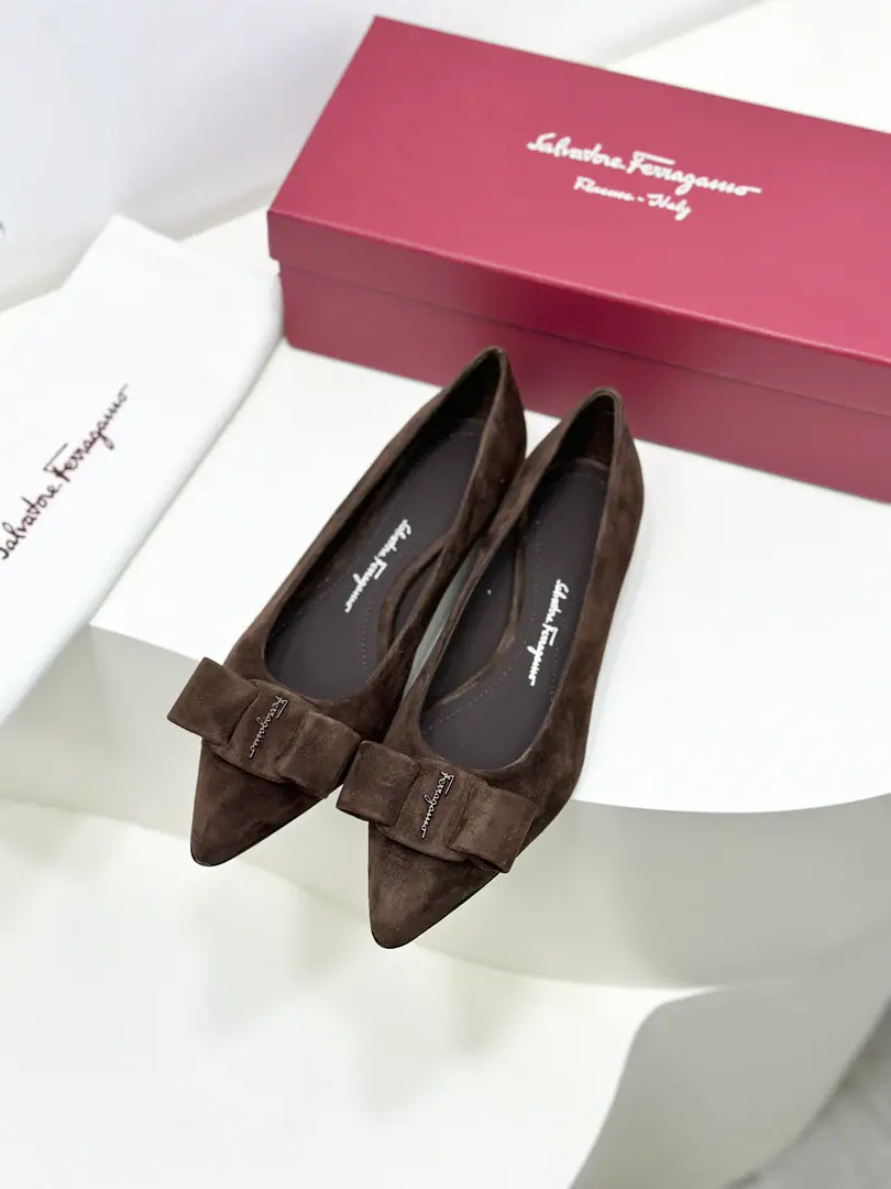salvatore Ferragamo Ferrague is a little velvet and a little light-headed.VivaBallet shoes.✔️ You're really high-valued.！Stereo-Escort EffectLogoIt's more stylish. Teardrops and heel are inspired by it.Richard SerraA sculpture of the lineline lint. VIVAYes.VARAAn upgrade of classic shoes. BingVARAMore young., Keep up with the trend.. Change your pointy shoes., But it's not a scratch., Because it is.DThe blogger says:, It's more thin and thinner.！The new version of the bow is bigger than the original., The outline is even clearer., Choose the same color and material as the heels., The whole shoe looks simple and stylish.. The drip and the design have stopped the heavyness of the heel. Fabulous.: Goki! Uchi.: In the sheep's skin. Otsumi!: That's a big one.. Codes: 34/35/36/37/38/39/40（34.40Custom without re-offer） He's tall.: 2cm