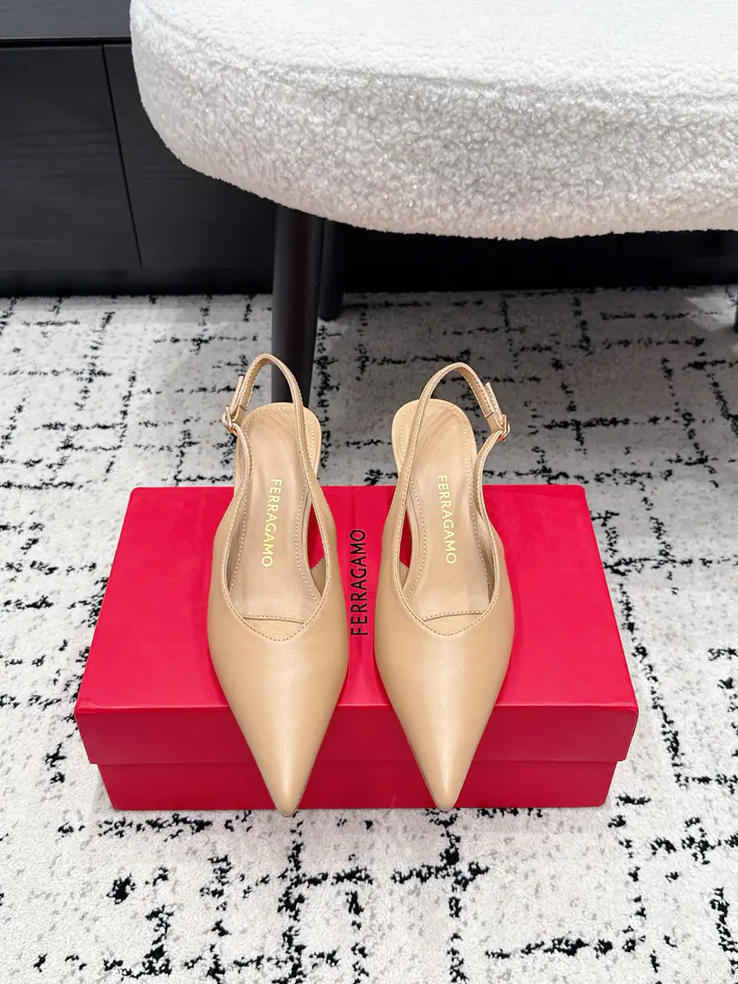 Ferragamo Pyragmud.26/ The stumps are empty and heeled. Incarnates the formula into every detail.. The classic sharp head is a foot-fixing type., Proportion of legs stretched by flow lines, A light air out of a lighter design., Summers are comfortable in their clothes.. It's not exaggerating, but it's very recognizable.. ♪ And keep it strong and keep it nice and comfortable ♪, Technical studies, I'm not sure how to feel.. ✔️Fabulous.: Lamb skin. ✔️Uchi.: Lamb skin. ✔️He's tall.: 5.5cm ✔️Otsumi!: It's a real piece of shit. ✔️Size: 34-43（34 40 41 42 43I'll make sure I don't change it.）