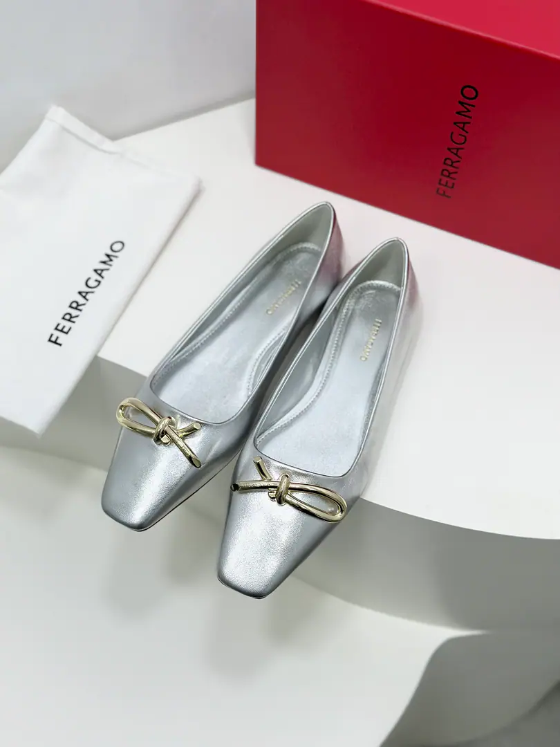 FerragamoThe new version of Firagmu. VaraAsymmetric ropes and ballet soles.！🎀 😻If you want a nice, comfortable pair of flat shoes, It's not wrong to pick it.👍 This elegant ballet flat-bed shoe is a square shoe., A new asymmetric cord button.（Asymmetrical is beautiful.）Spring and summer are a great ride., Degraded and gentle.🎀 🍃Fabulous.: Importing cow paints/Lamb skin. 🍃Uchi.: Imports🐑The sheep's skin is in the ground.. 🍃Otsumi!: The original is really a big one.. 🍃Codes: 34.35.36.37.38.39.40, （34.40I'll make sure I don't change it.）