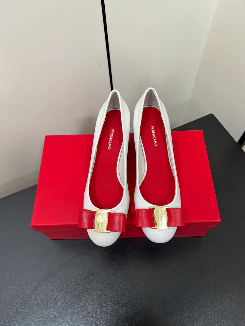FERRAGAMO 2025The early spring butterfly is a pair of heels.！ ✔ This year's hot butterfly knots are coupled with rough design., Good going and steady., Make your pace more confident., Job-related women's allowance Fabulous.: Original import of calf skin Uchi.: 🐑The sheep's skin is in the ground.. Otsumi!: The original is really a big one.. He's tall.: 6.5cm Codes: 34.35.36.37.38.39.40（34.40I'll make sure I don't change it.）