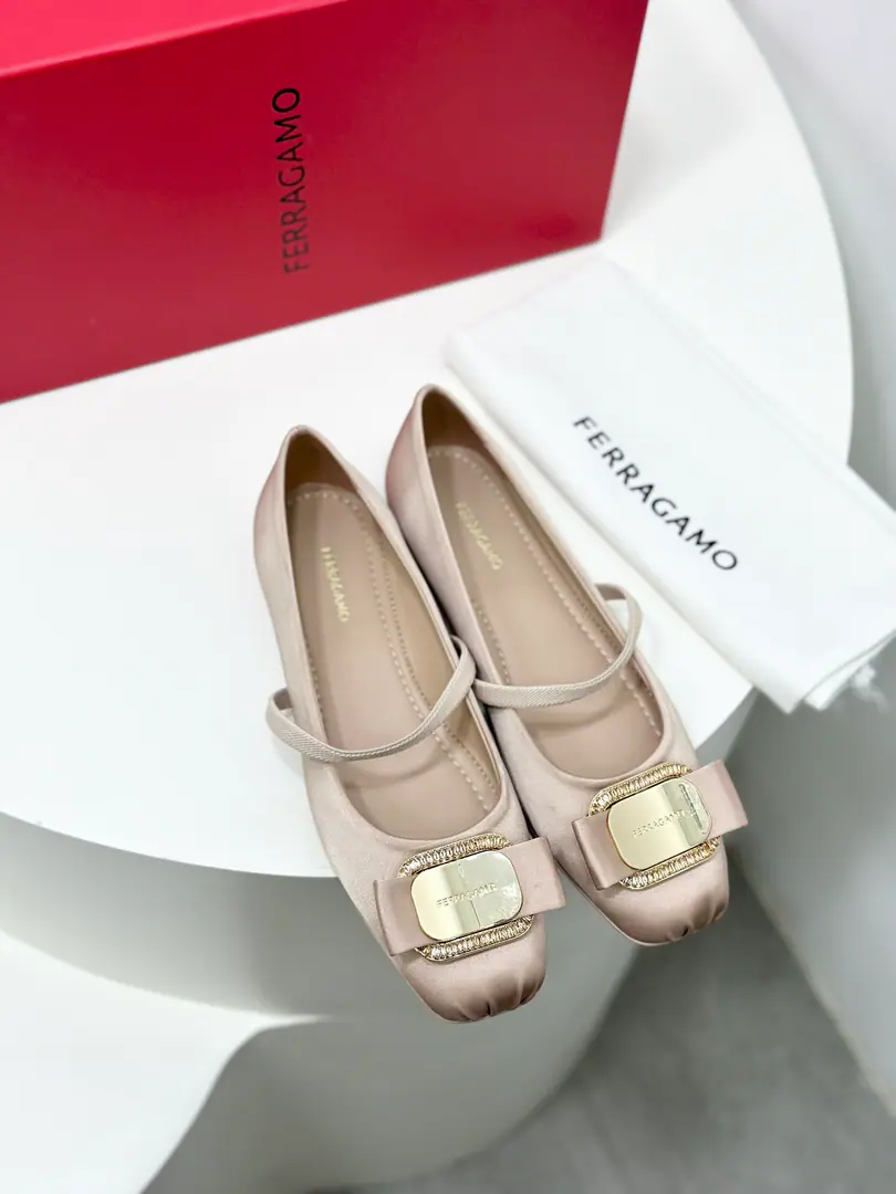 FerragamoFerrague is all new.VaraButterfly with ballet shoes.！ 💗 🩰It's very elaborate., Take them from the shoes to the shoes., Every detail is full of art.. The scale of the bows has been adjusted., I feel younger.~ And the feet are very soft and comfortable., The comfort of not being squeezed on your feet is fascinating.！It's a formula that you can't miss.🎀 The softness of the cloud's feet combines the value of the face with the comfort.🎀 The silver is full of high-end. Black classic.🧸 🧸Original Opener Every Details, The skin is all the same.ZPUnanimously. 🍃Fabulous.: Original custom silk face 🍃Uchi.: Imports🐑The sheep's skin is in the ground.. 🍃Otsumi!: Original customised slide-proof base. 🍃Codes: 34.35.36.37.38.39.40.41（34.40.41I'll make sure I don't change it.）
