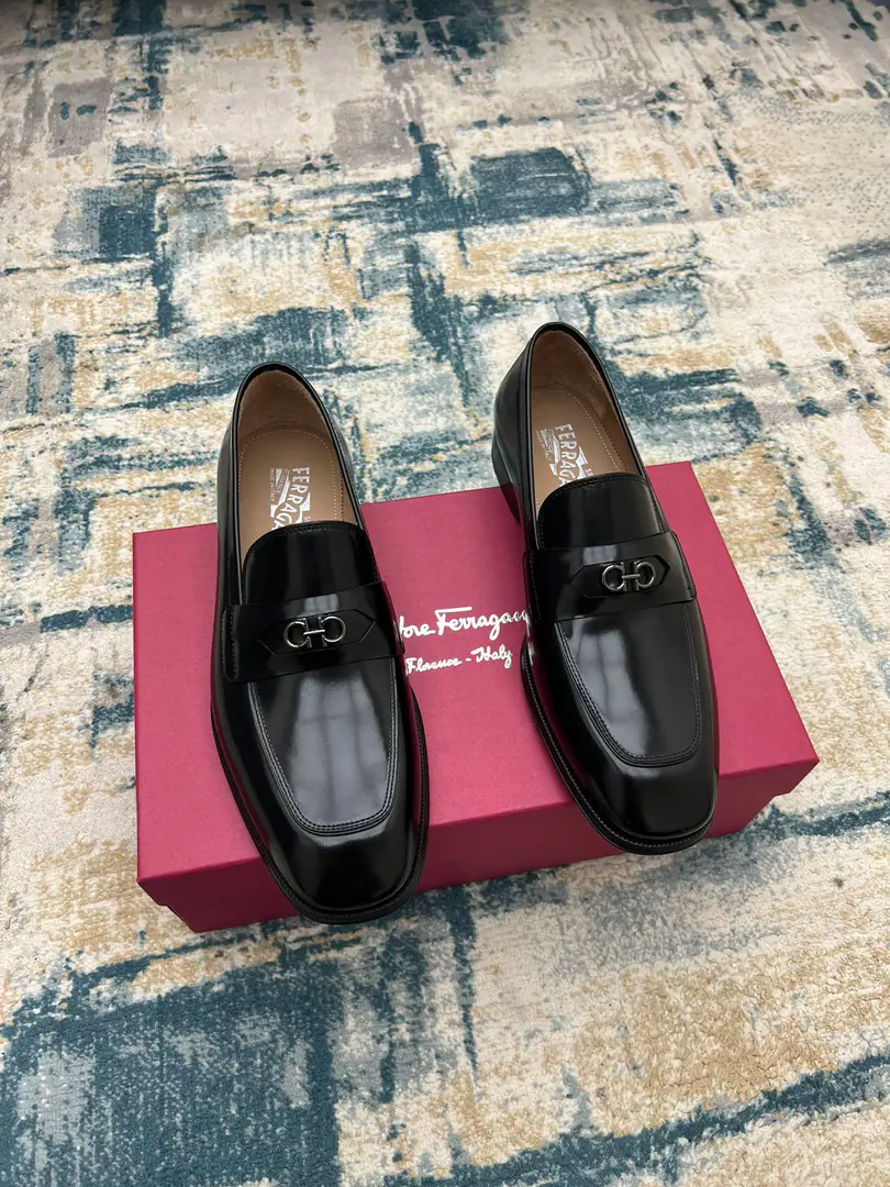 Ferragam～ Codes: 38-45 FThe new man is wearing leather shoes., Perfect work., Top Cycling, Using imported Italian calf skin design, The ancient law has been custom-made to match the original hardware button., In the cow's skin./Foot., Importing the original Luxury is a very big deal., （38and45I'll make sure I don't change it.）