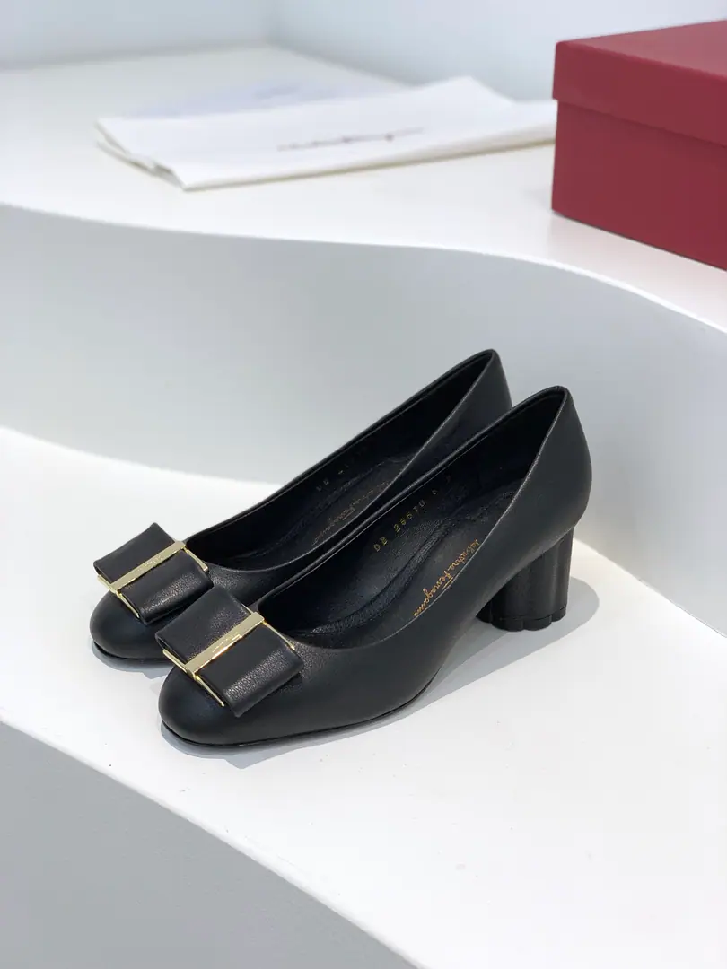 salvatore FerragamoPhila. NewvaraSuper-big butterfly with a rounded head of clubs and heels. This classic heels have flower-shaped heels and super-sized heels.VaraButterfly knots are two iconic features. Show them in modern style.FerragamoUnique design Eternal classics. 1:1Top Custom Fabulous.: Skin of a stump.（It's softer than the swigs.） Uchi.: 🐑In the sheep's skin. Otsumi!: That's a big one. Codes: 34/35/36/37/38/39/40（34.40Custom without re-offer） He's tall.: 5cm