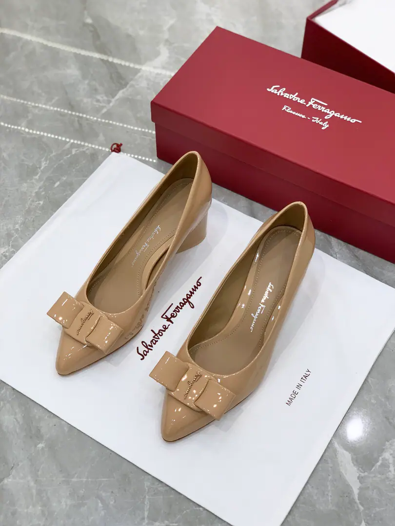 salvatore Ferraga*o ✔️Phila.*I want to see the new candy and the newest one.VivaBallet shoes.✔️ You're really high-valued.！This year's show.vivaThe pointy with the candy on the color., It's a little girl., ♪ The spring is full of breath ♪✔️Newly upgraded cortex cortex.🔝Add a stereo-sense sculpt effectLogoIt's more stylish.✔️ Teardrops and heel are inspired by it.Richard SerraA sculpture of the lineline lint.✔️VIVAYes.VARAAn upgrade of classic shoes.✔️BingVARAMore young., Keep up with the trend.. Change your pointy shoes., But it's not a scratch., Because it is.DThe blogger says:, It's more thin and thinner.！The new version of the bow is bigger than the original., The outline is even clearer., Choose the same color and material as the heels., The whole shoe looks simple and stylish.. The drip and the design have stopped the heavyness of the heel. Fabulous.: Cow-painted skin. Uchi.: In the sheep's skin. Otsumi!: That's a big one.. Codes: 34/35/36/37/38/39/40（34.40Do it.） He's tall.: 2cm /5cm