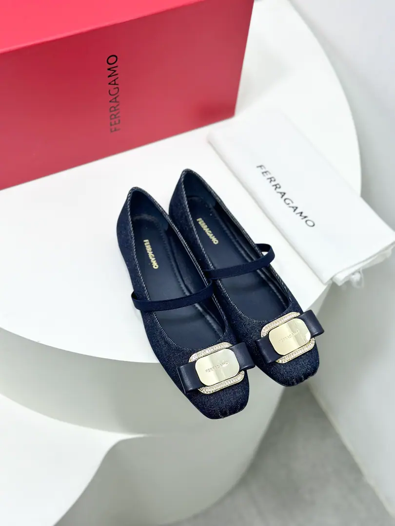 FerragamoFerrague is all new.VaraButterfly with ballet shoes.！ 💗 🩰It's very elaborate., Take them from the shoes to the shoes., Every detail is full of art.. The scale of the bows has been adjusted., I feel younger.~ And the feet are very soft and comfortable., The comfort of not being squeezed on your feet is fascinating.！It's a formula that you can't miss.🎀 The softness of the cloud's feet combines the value of the face with the comfort.🎀 The silver is full of high-end. Black classic.🧸 🧸Original Opener Every Details, The skin is all the same.ZPUnanimously. 🍃Fabulous.: Original custom silk face 🍃Uchi.: Imports🐑The sheep's skin is in the ground.. 🍃Otsumi!: Original customised slide-proof base. 🍃Codes: 34.35.36.37.38.39.40.41（34.40.41I'll make sure I don't change it.）