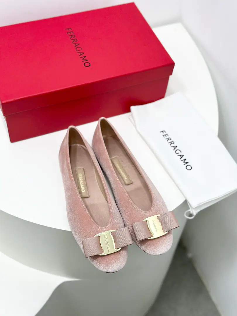 FerragamoThe new version of the Retro-Purpose Witch's Shoes.！ ✔ The new witch shoes of Pyragm are more fashionable than the usual grandmother shoes., VProportion of long legs with shoe type, Build the Great Legs Oracle.. 🧸 Simple style, You can ride with any style of clothing.. The shoes are colorful., I'm sure you'll find a color you love.. It's both low-profile and elegant., It's a mystery.. 🦖 The comfort of the witch's shoes is also a big highlight of it.. Soft soles and heel., It's effective in reducing the pressure on the walk., I'll let you go shopping., You can be comfortable on a date or at work.🎀 🍃Fabulous.: Import of soft sheep skin/Velvet./Cowboy. 🍃Uchi.: 🐑The sheep's skin is in the ground.. 🍃Otsumi!: The original is really a big one.. 🍃Codes: 34.35.36.37.38.39.40（34.40I'll make sure I don't change it.）