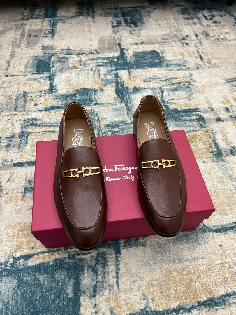 Ferragam～ Codes: 38-45 FThe new man is wearing leather shoes., Perfect work., Top Cycling, Using imported Italian calf skin design, The ancient law has been custom-made to match the original hardware button., In the cow's skin./Foot., Importing the original Luxury is a very big deal., （38and45I'll make sure I don't change it.）