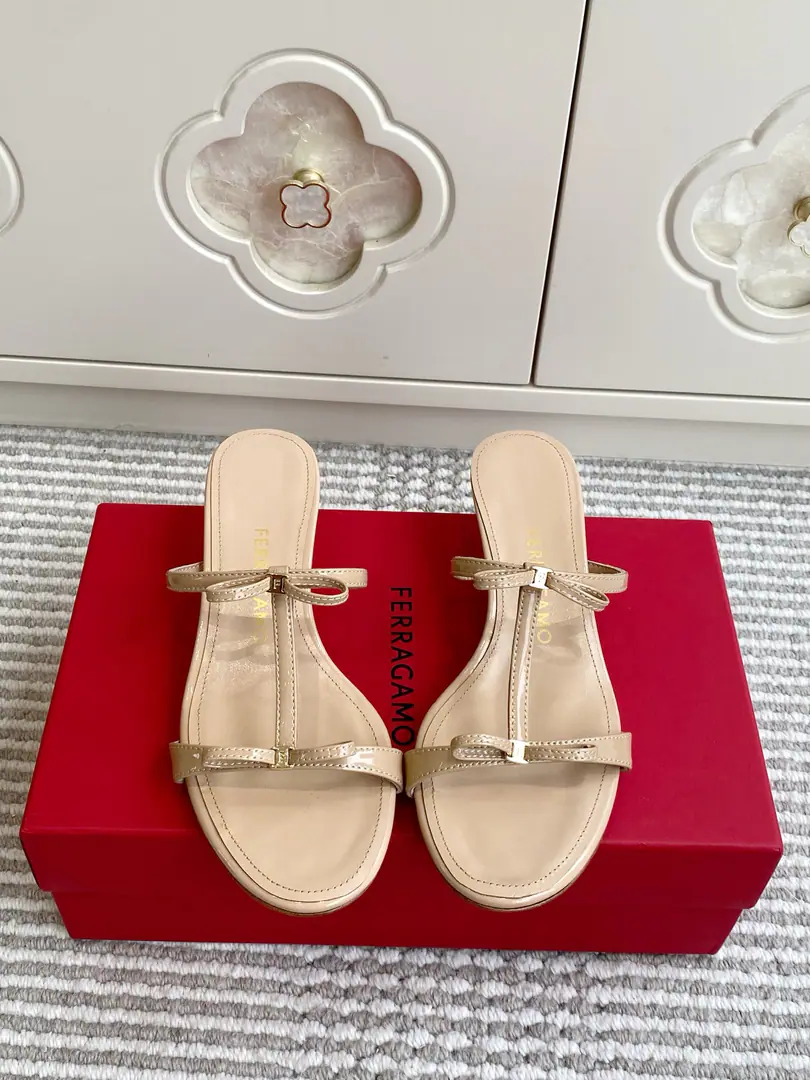 Batch 🐳Ferragamo Abili｜A gentle ceiling butterfly with a kitten and slippers. Ferraguemu.AbiliSeries, Put the classics on.VaraThe little bow is extremely simple. ♪ Light face in paint ♪, TThin belt, Little Kim's butterfly is a little bit of a slender. 4.5cmQuadrits and..., You're not tired., The belt hides the force of the bullet., No toes. Italy is a big-ass country., Little sheep's skin inside., The upper foot is soft and comfortable. size: 35-39（40.41.42Do it.）