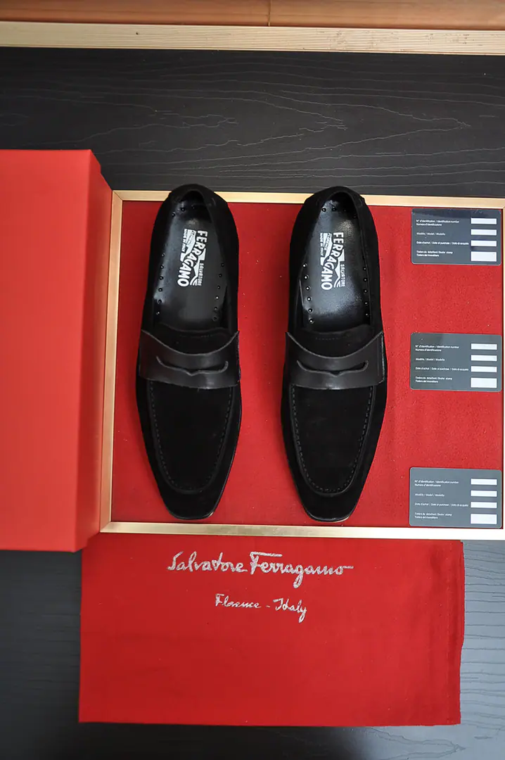 Out of the factory. 【Ferragamo/Ferragre.】The latest money in the cabinet. The original import is on the side of the cow's skin.+Imports🐂In the cow's skin.+Original Luxury Metal Buff+Original Group Bottom No pressure on comparison 38--45(45I'll make sure I don't change it.)
