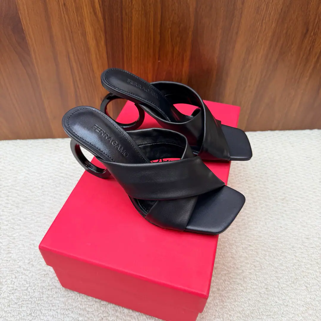 This spring and summerSalvatore FerragamoPyragmud. It's blown.💜26SSpring and summer sandals. The shoes are skinned with a little sheep. He's got a little foot in his head and a little sheep skin. Italian imports are so thick. He's tall.8cm Size: 35-39 （40/41/42Custom）