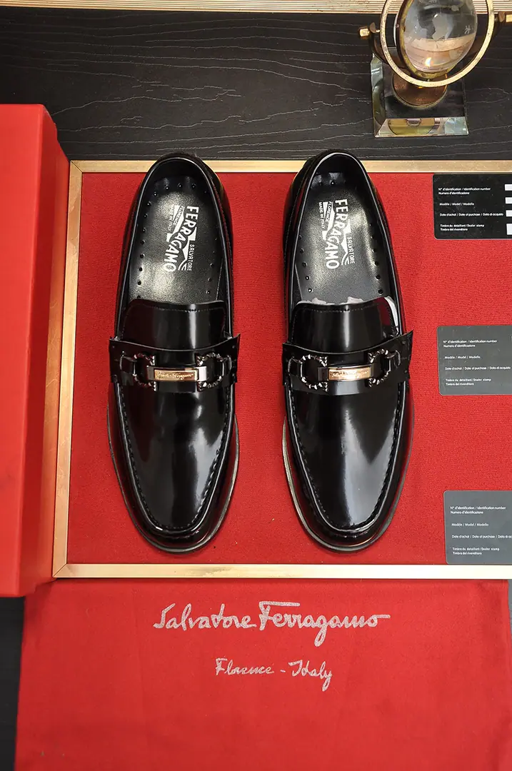 Out of the factory. 【Ferragamo/Ferragre.】The latest money in the cabinet. The original import is on the side of the cow's skin.+Imports🐂In the sheep's skin.+Original Luxury Metal Buff+Original Group Bottom No pressure on comparison 38--45(45I'll make sure I don't change it.)