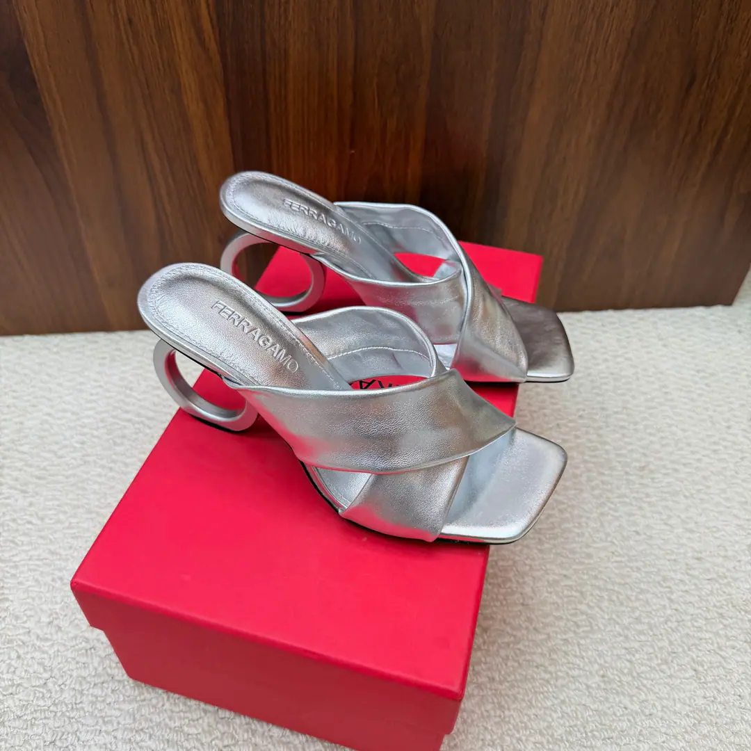 This spring and summerSalvatore FerragamoPyragmud. It's blown.💜26SSpring and summer sandals. The shoes are skinned with a little sheep. He's got a little foot in his head and a little sheep skin. Italian imports are so thick. He's tall.8cm Size: 35-39 （40/41/42Custom）