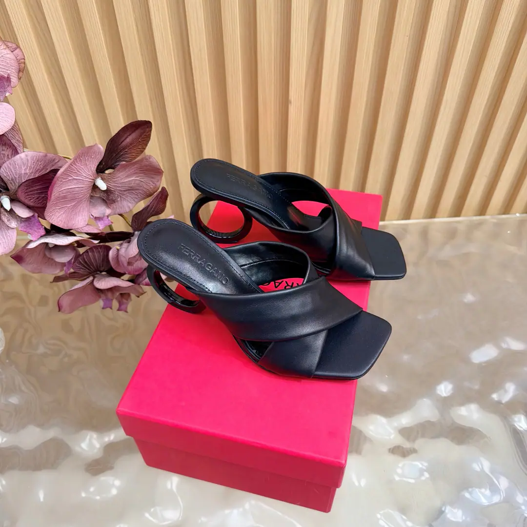This spring and summerSalvatore FerragamoPyragmud. It's blown.💜26SSpring and summer sandals. The shoes are skinned with a little sheep. He's got a little foot in his head and a little sheep skin. Italian imports are so thick. He's tall.8cm Size: 35-39 （40/41/42Custom）