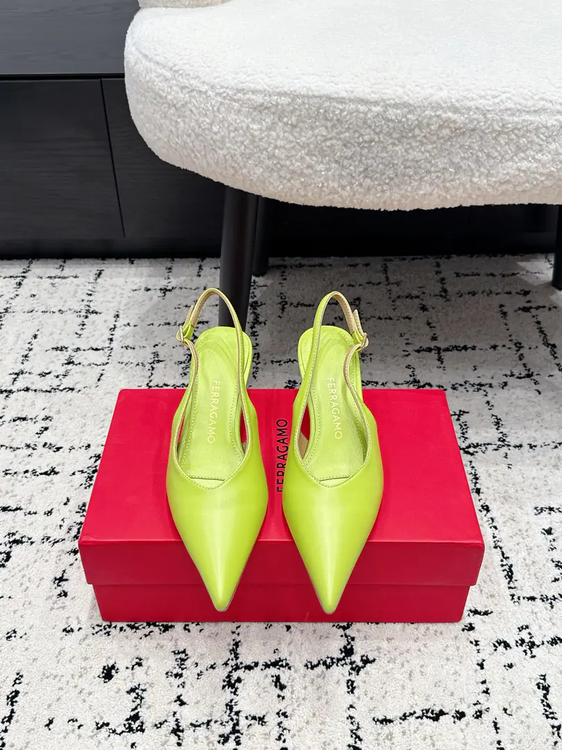Ferragamo Pyragmud.26/ The stumps are empty and heeled. Incarnates the formula into every detail.. The classic sharp head is a foot-fixing type., Proportion of legs stretched by flow lines, A light air out of a lighter design., Summers are comfortable in their clothes.. It's not exaggerating, but it's very recognizable.. ♪ And keep it strong and keep it nice and comfortable ♪, Technical studies, I'm not sure how to feel.. ✔️Fabulous.: Lamb skin. ✔️Uchi.: Lamb skin. ✔️He's tall.: 5.5cm ✔️Otsumi!: It's a real piece of shit. ✔️Size: 34-43（34 40 41 42 43I'll make sure I don't change it.）