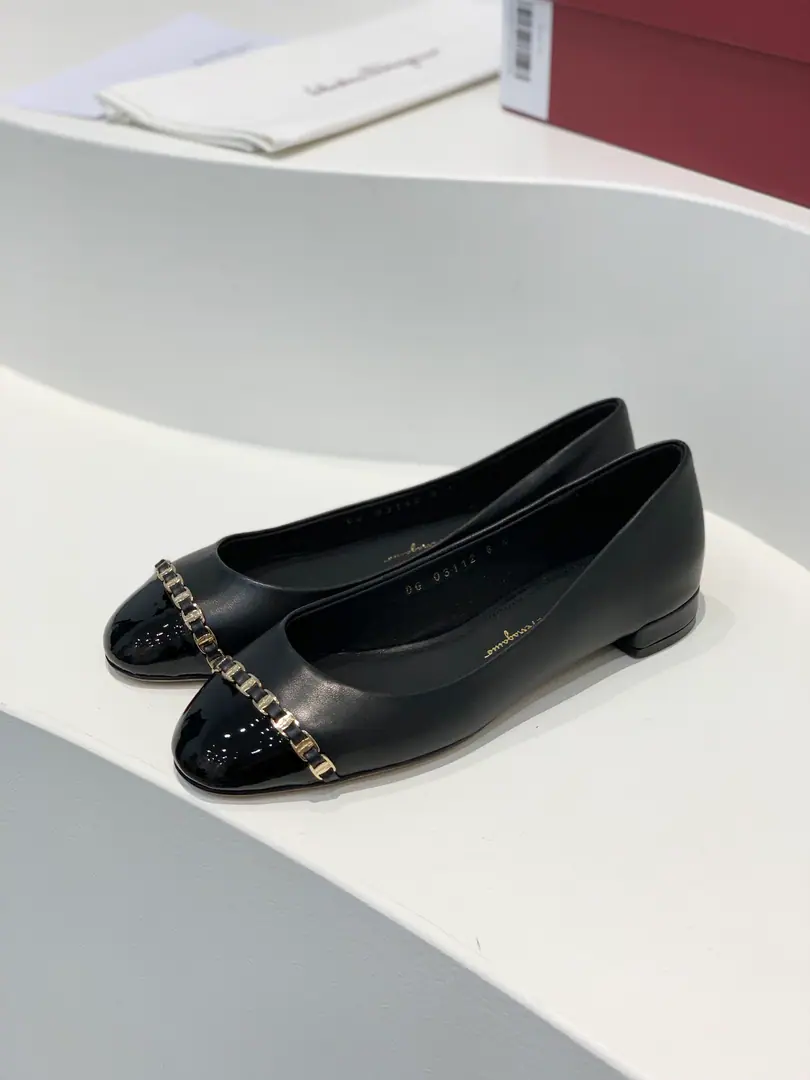 Ferragamo Phila. VaraRoundhead chains, heel heels.✔️These shoes are a little different from Phila.*The style of the murmuring., It's a little fragrance.！It's all on the gold chain.logo✔️I'm a man of many times., The upper foot is very long. Fabulous.: Import of sheep skin Uchi.: Half a mile of sheep. Otsumi!: That's a big one. Codes: 34/35/36/37/38/39/40（34.40I'll make sure I don't change it.） He's tall.: 2cm/5cm