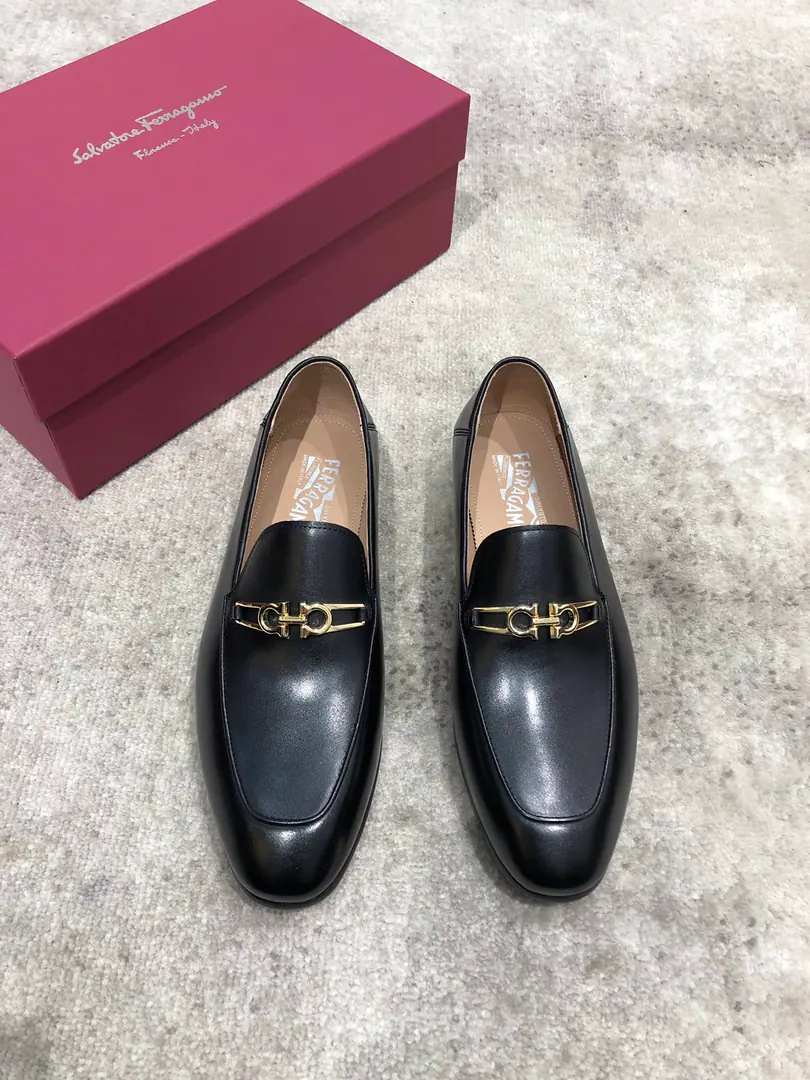 Pyragmud.FerragamoA man's fine leather shoes., The shoe is imported into the skin of the cow./Open the beads., Fine double button., In the skin of the watered cow., That's a big one., Standard Code39-44（38.45You're gonna have to do it or not.）, Current