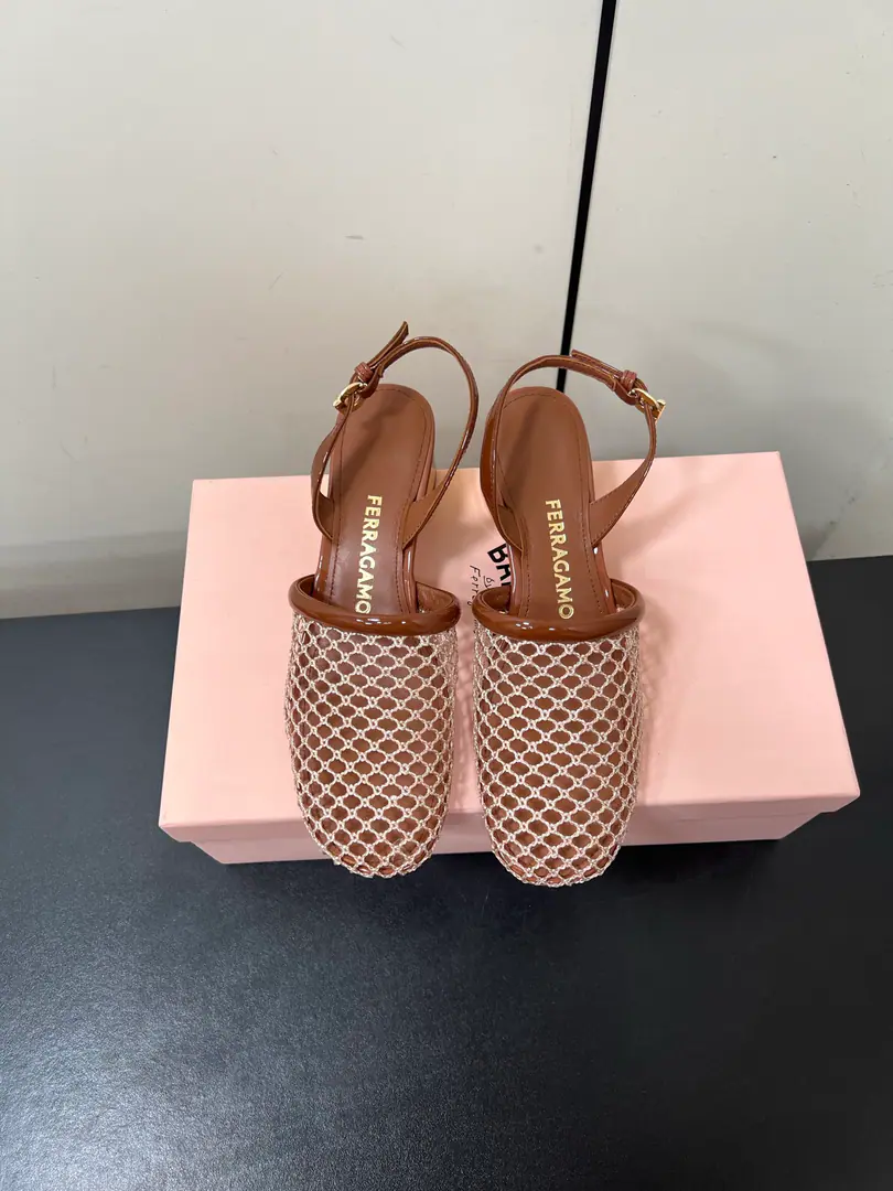 Ferragamo/Pyragmud.25AWThe new early spring. Net Metal Circle Shoes. It's a lot of fashion. Home. Shopping. Travel requirements I can feel the softness of the little sheep's skin. Slurpy shoes.QPlay!, Breathe in and sweat. A nice, loose shoe., No foot-scrambling. The feet are so cozy.. The face is on the original web. I'm putting my feet on the inside and growing a sheep's skin. The original is really leather. Size: 35-39（34/40/41Custom）