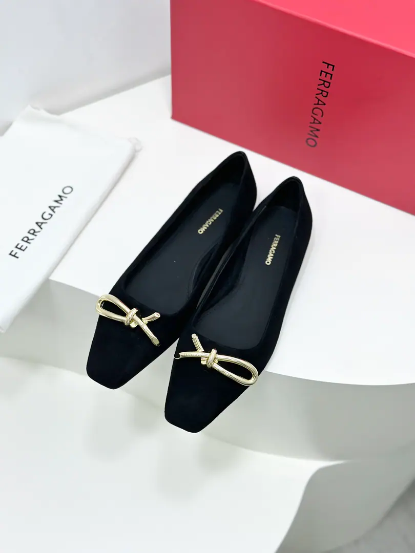FerragamoThe new version of Firagmu. VaraAsymmetric ropes and ballet soles.！🎀 😻If you want a nice, comfortable pair of flat shoes, It's not wrong to pick it.👍 This elegant ballet flat-bed shoe is a square shoe., A new asymmetric cord button.（Asymmetrical is beautiful.）Spring and summer are a great ride., Degraded and gentle.🎀 🍃Fabulous.: Importing cow paints/Lamb skin. 🍃Uchi.: Imports🐑The sheep's skin is in the ground.. 🍃Otsumi!: The original is really a big one.. 🍃Codes: 34.35.36.37.38.39.40, （34.40I'll make sure I don't change it.）
