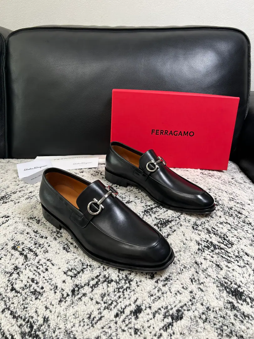 Ferragamo High Quality Top-level craft Pyragmud. Shoe cabinets are being synchronized for distribution., Italian import of original cattle skin, Imported water-tied cattle., Shoes under the sole.: The original factory is super comfortable with the original base., The original factory and the single. Codes 39-44（Sold38 45 46）