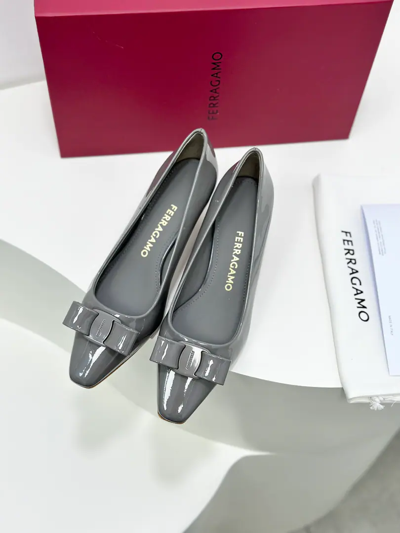 salvatore Ferragamo Philamu's new money.varaA painted butterfly with a small pair of shoes.！New, head.varaMore fashion., A little bit of a woman you can fall in love with., With a new one.FThe heels are super steady. 💗I'm not tired of daily commutes.🎀The new designer did a different act for the Philagomous bow.！ Fabulous.: Importing cow paints Uchi.: 🐑The sheep's skin is in the ground.. Otsumi!: The original custom is really high density.. Codes: 34.35.36.37.38.39.40 （Half a yards..34.40Custom without re-offer） He's tall.: 1cm/6cm