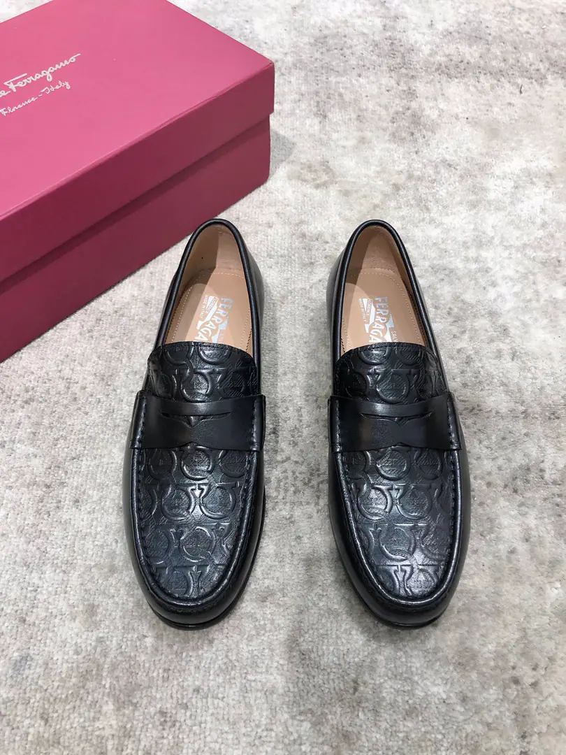 Pyragmud.FerragamoA man's fine leather shoes., The shoe is imported into the skin of the cow./Open the beads., Fine double button., In the skin of the watered cow., That's a big one., Standard Code39-44（38.45You're gonna have to do it or not.）, Current